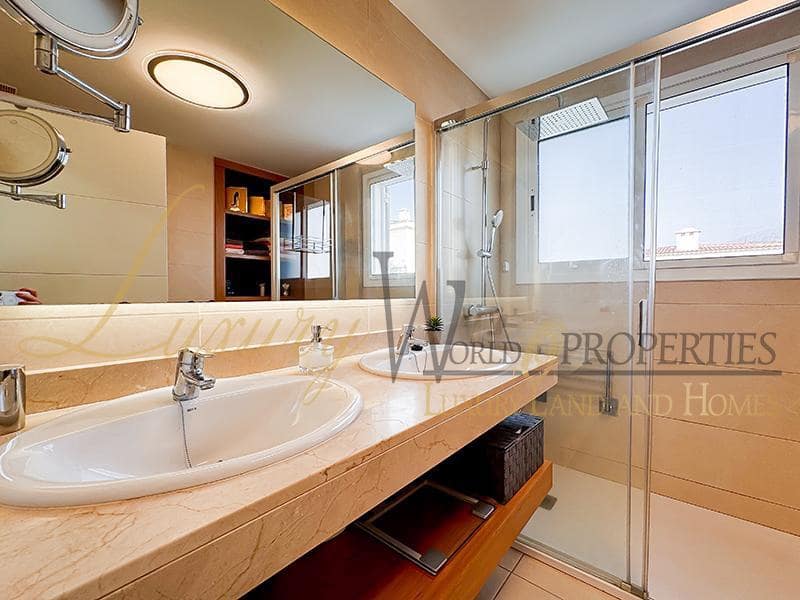 4 soverom Villa til salgs i Puerto Santiago med svømmebasseng garasje - € 995 000 (Ref: 8771038)