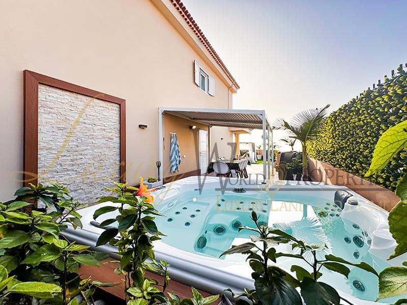 4 soverom Villa til salgs i Puerto Santiago med svømmebasseng garasje - € 995 000 (Ref: 8771038)