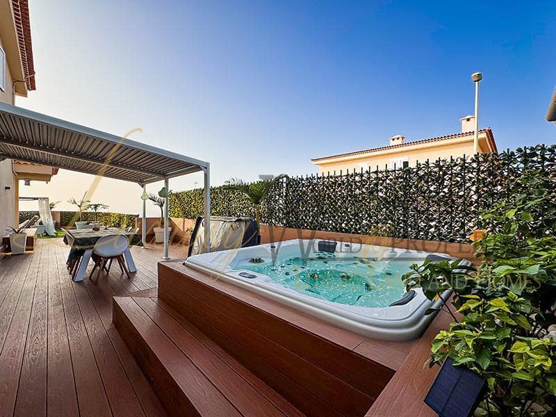 4 soverom Villa til salgs i Puerto Santiago med svømmebasseng garasje - € 995 000 (Ref: 8771038)