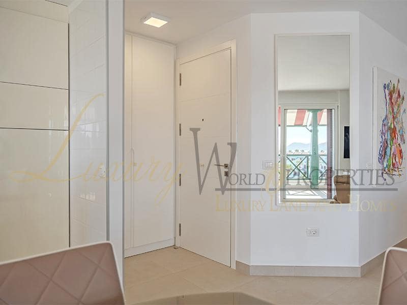 2 slaapkamer Flat te koop in Playa de las Americas met zwembad - € 1.680.000 (Ref: 8788066)
