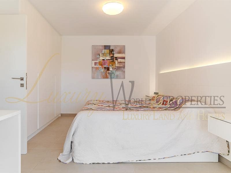 2 slaapkamer Flat te koop in Playa de las Americas met zwembad - € 1.680.000 (Ref: 8788066)