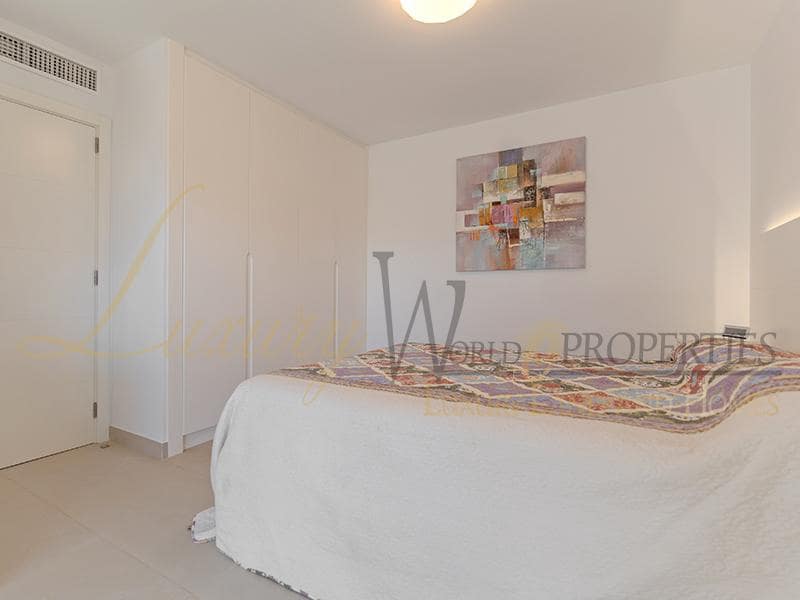 2 slaapkamer Flat te koop in Playa de las Americas met zwembad - € 1.680.000 (Ref: 8788066)