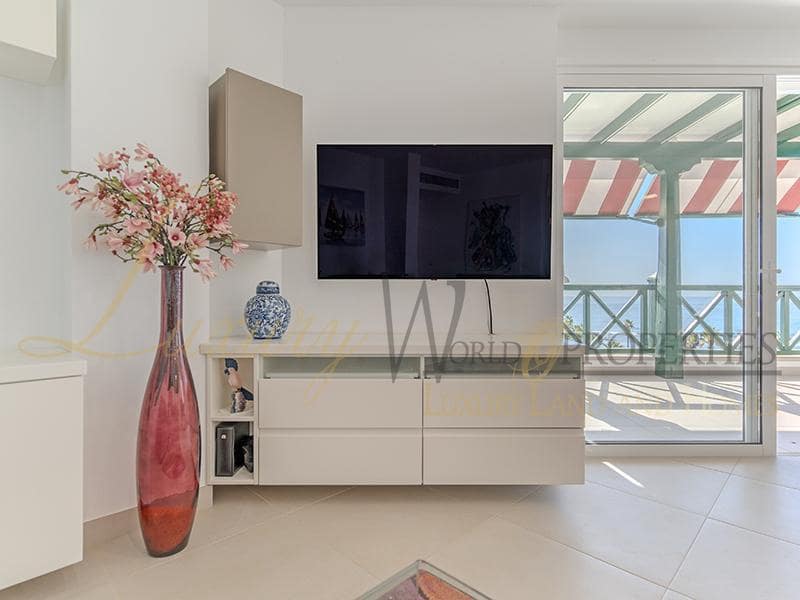 2 slaapkamer Flat te koop in Playa de las Americas met zwembad - € 1.680.000 (Ref: 8788066)