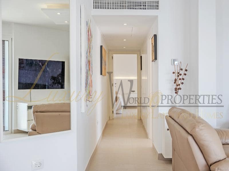 2 slaapkamer Flat te koop in Playa de las Americas met zwembad - € 1.680.000 (Ref: 8788066)