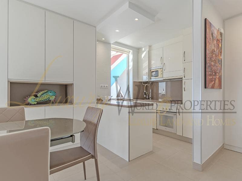 2 slaapkamer Flat te koop in Playa de las Americas met zwembad - € 1.680.000 (Ref: 8788066)