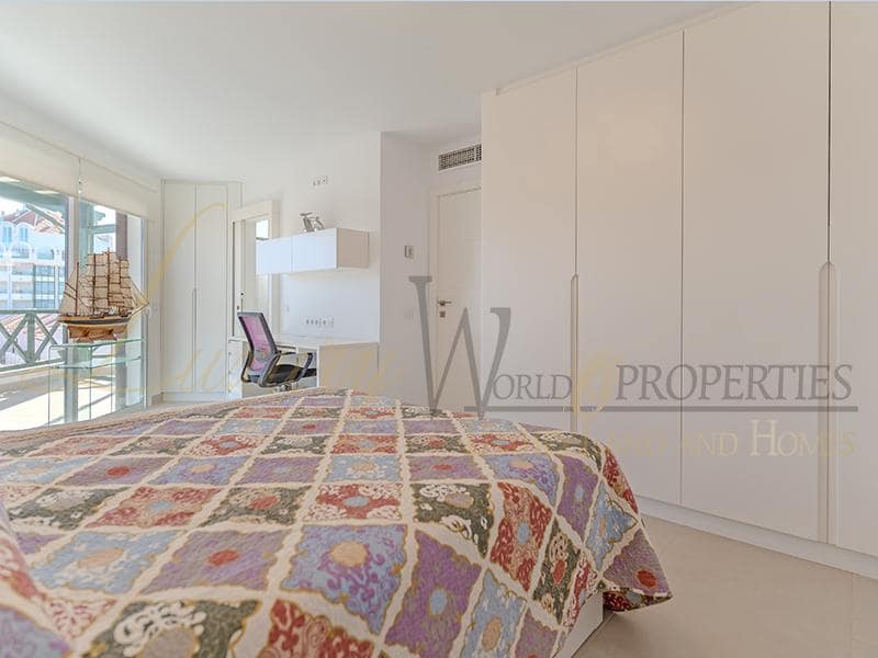 2 slaapkamer Flat te koop in Playa de las Americas met zwembad - € 1.680.000 (Ref: 8788066)