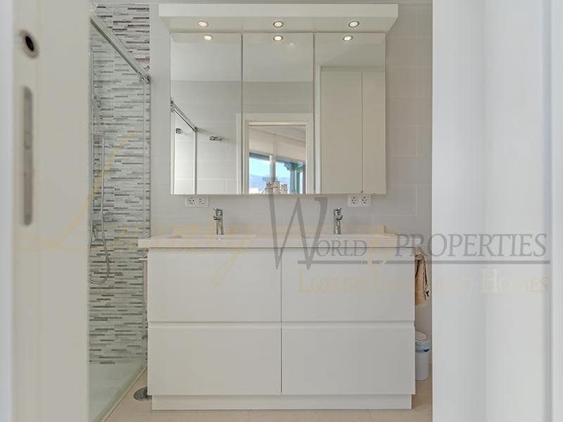 2 slaapkamer Flat te koop in Playa de las Americas met zwembad - € 1.680.000 (Ref: 8788066)