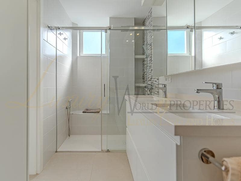 2 slaapkamer Flat te koop in Playa de las Americas met zwembad - € 1.680.000 (Ref: 8788066)