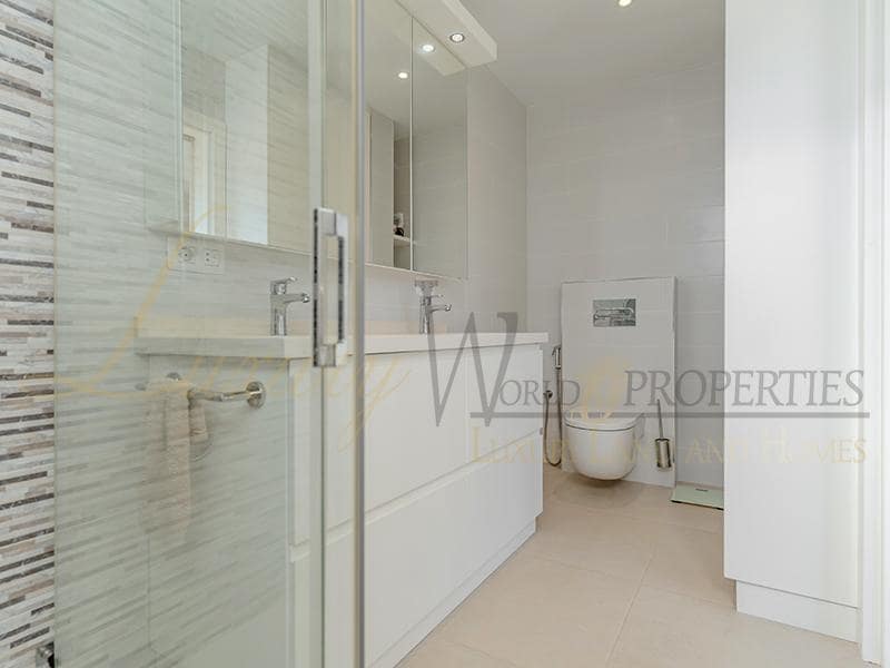 2 slaapkamer Flat te koop in Playa de las Americas met zwembad - € 1.680.000 (Ref: 8788066)