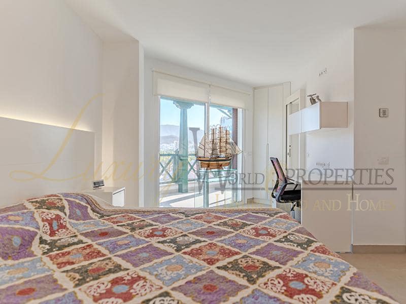 2 slaapkamer Flat te koop in Playa de las Americas met zwembad - € 1.680.000 (Ref: 8788066)