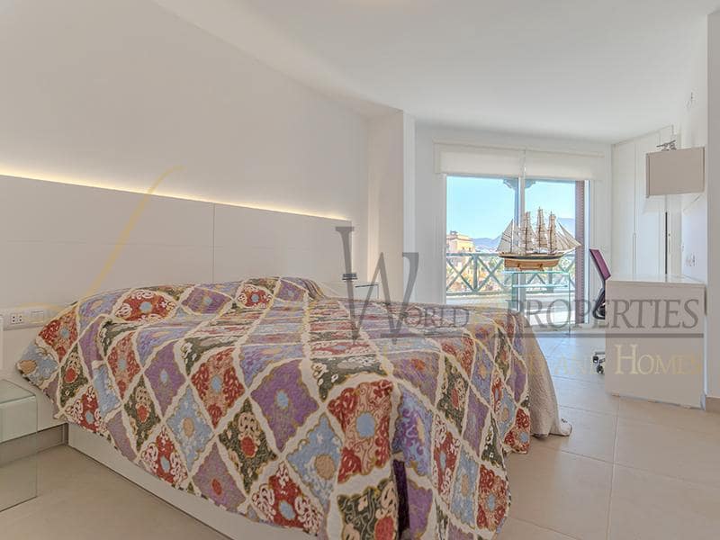 2 slaapkamer Flat te koop in Playa de las Americas met zwembad - € 1.680.000 (Ref: 8788066)