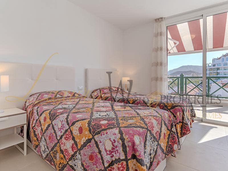 2 slaapkamer Flat te koop in Playa de las Americas met zwembad - € 1.680.000 (Ref: 8788066)