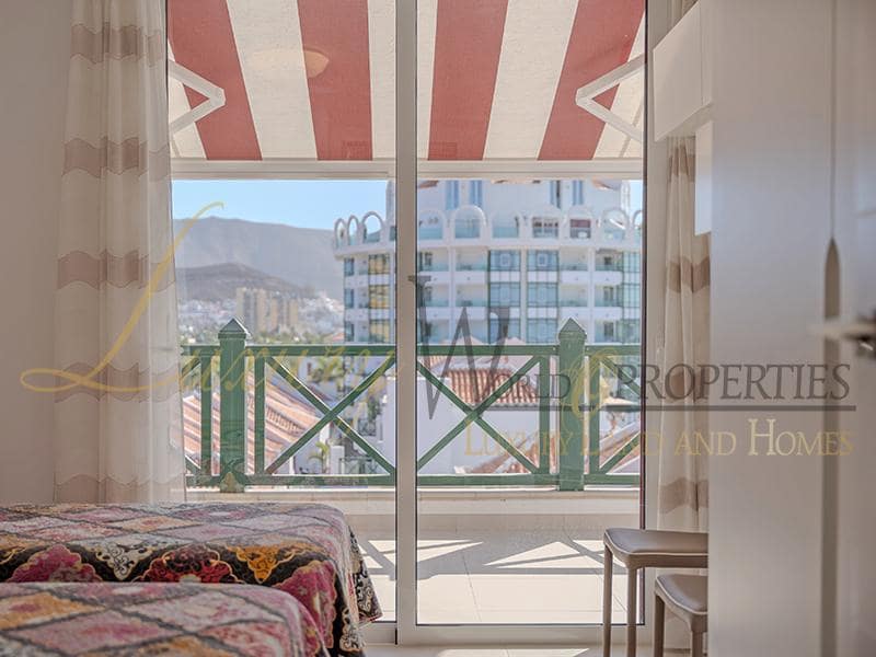 2 slaapkamer Flat te koop in Playa de las Americas met zwembad - € 1.680.000 (Ref: 8788066)