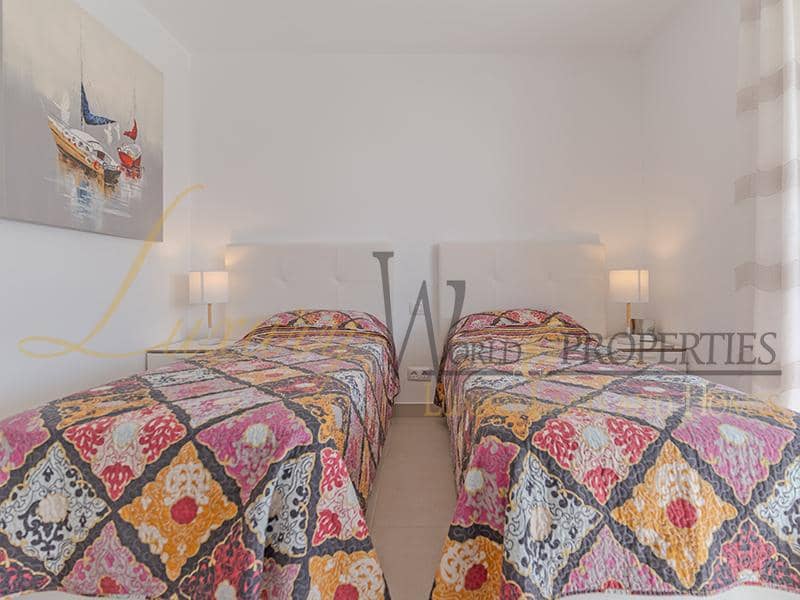 2 slaapkamer Flat te koop in Playa de las Americas met zwembad - € 1.680.000 (Ref: 8788066)