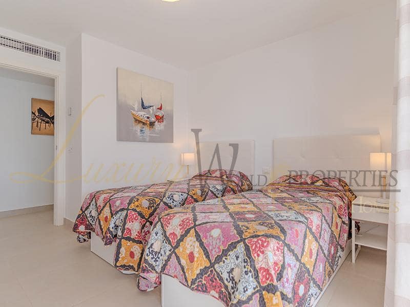 2 slaapkamer Flat te koop in Playa de las Americas met zwembad - € 1.680.000 (Ref: 8788066)