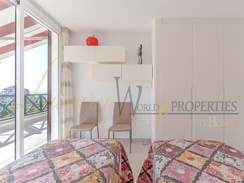 2 slaapkamer Flat te koop in Playa de las Americas met zwembad - € 1.680.000 (Ref: 8788066)