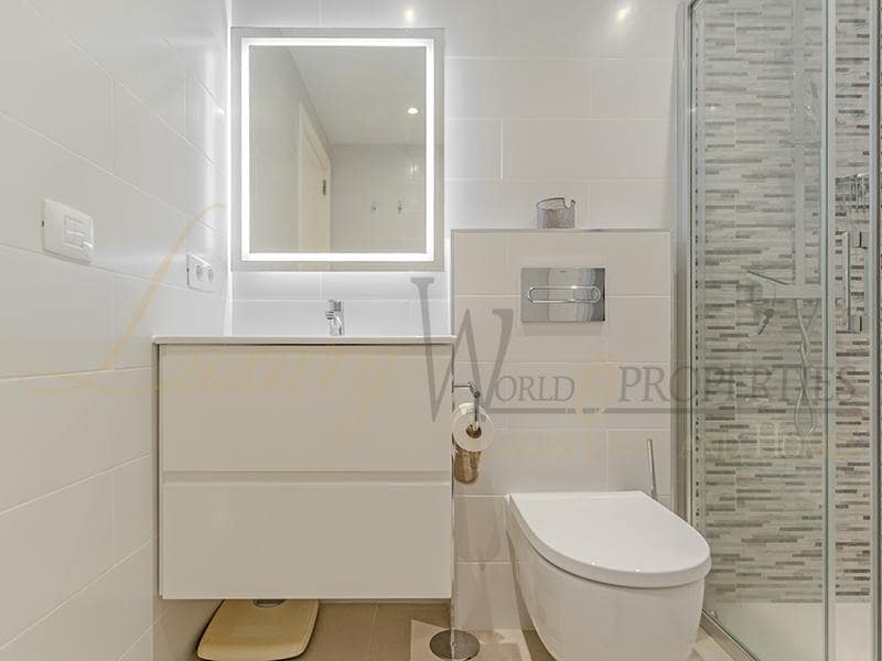 2 slaapkamer Flat te koop in Playa de las Americas met zwembad - € 1.680.000 (Ref: 8788066)