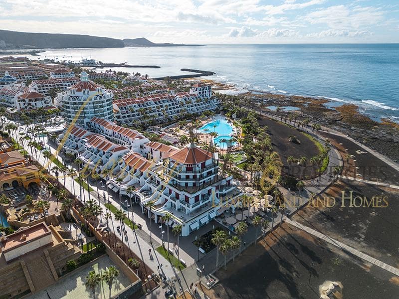 2 slaapkamer Flat te koop in Playa de las Americas met zwembad - € 1.680.000 (Ref: 8788066)