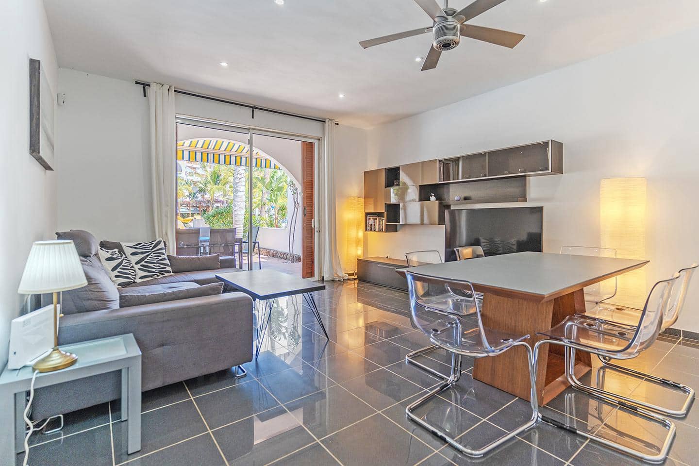 3 soveværelse Villa til salg i Playa de las Americas med swimmingpool - € 1.590.000 (Ref: 8840402)