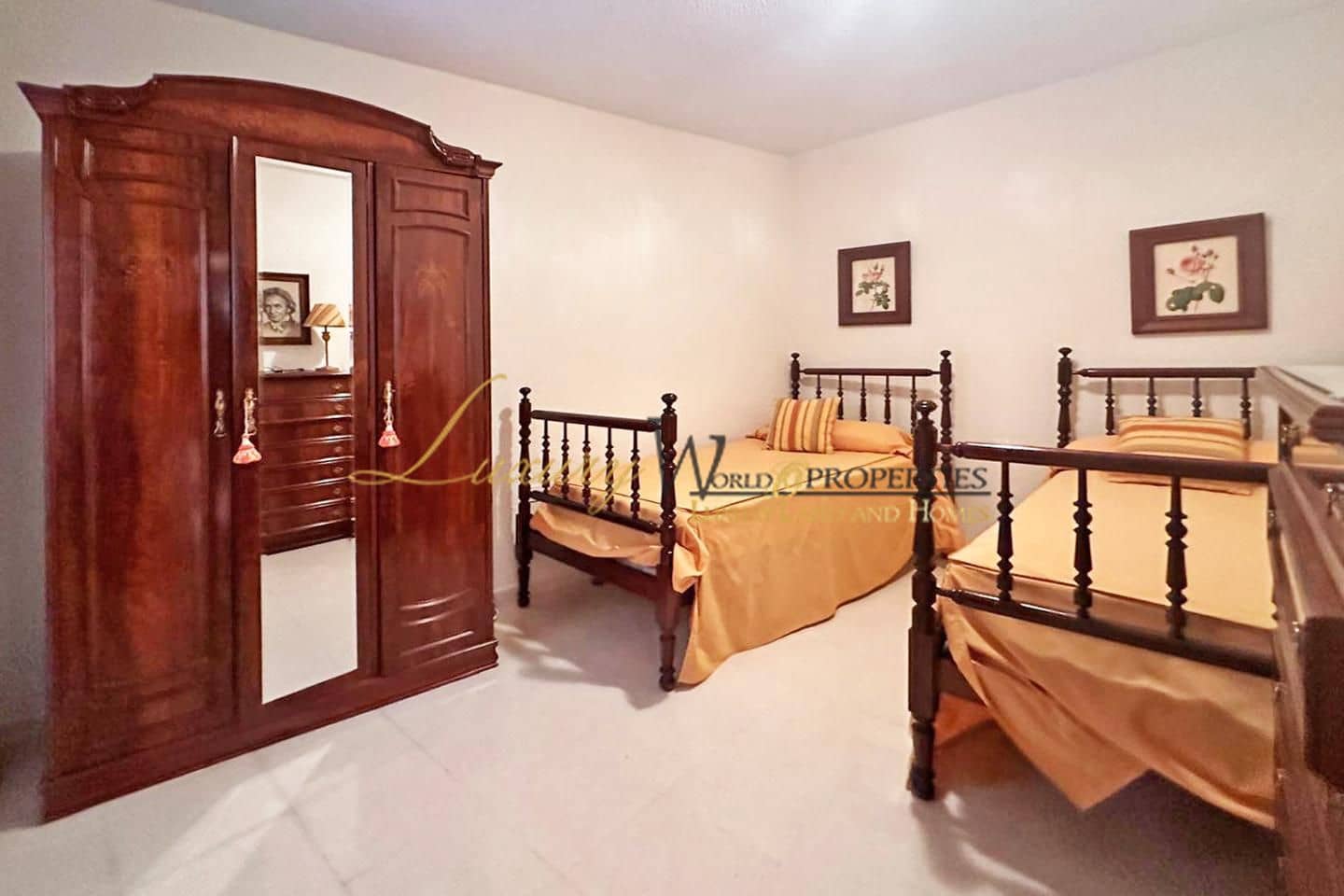 7 bedroom Villa for sale in Guia de Isora with garage - € 480,000 (Ref: 8891924)