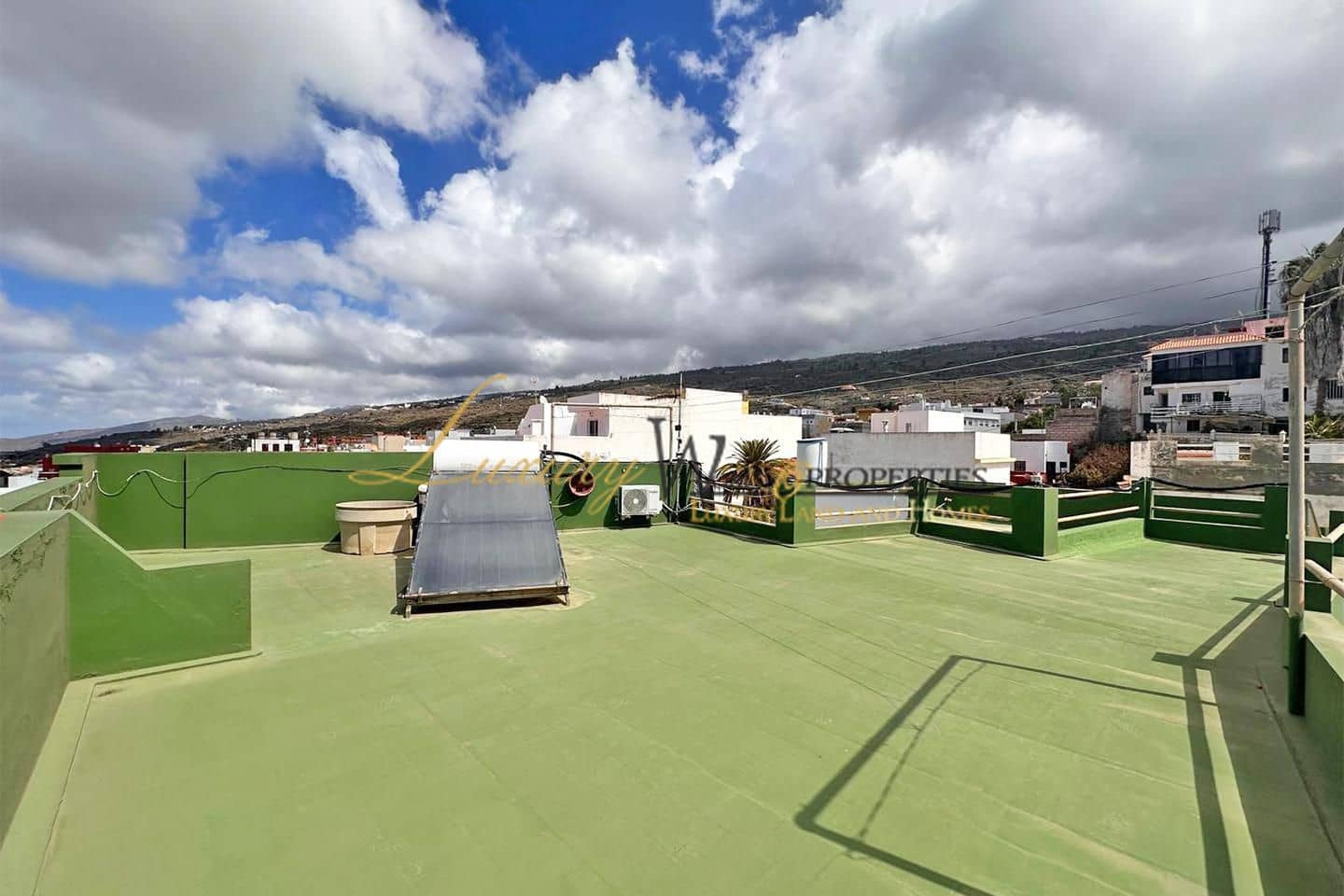 7 bedroom Villa for sale in Guia de Isora with garage - € 480,000 (Ref: 8891924)