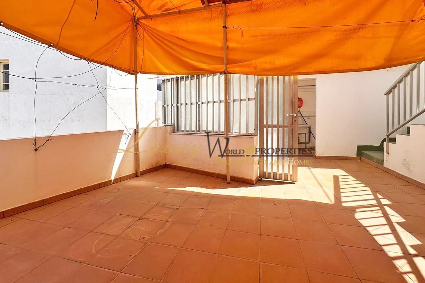 7 bedroom Villa for sale in Guia de Isora with garage - € 480,000 (Ref: 8891924)