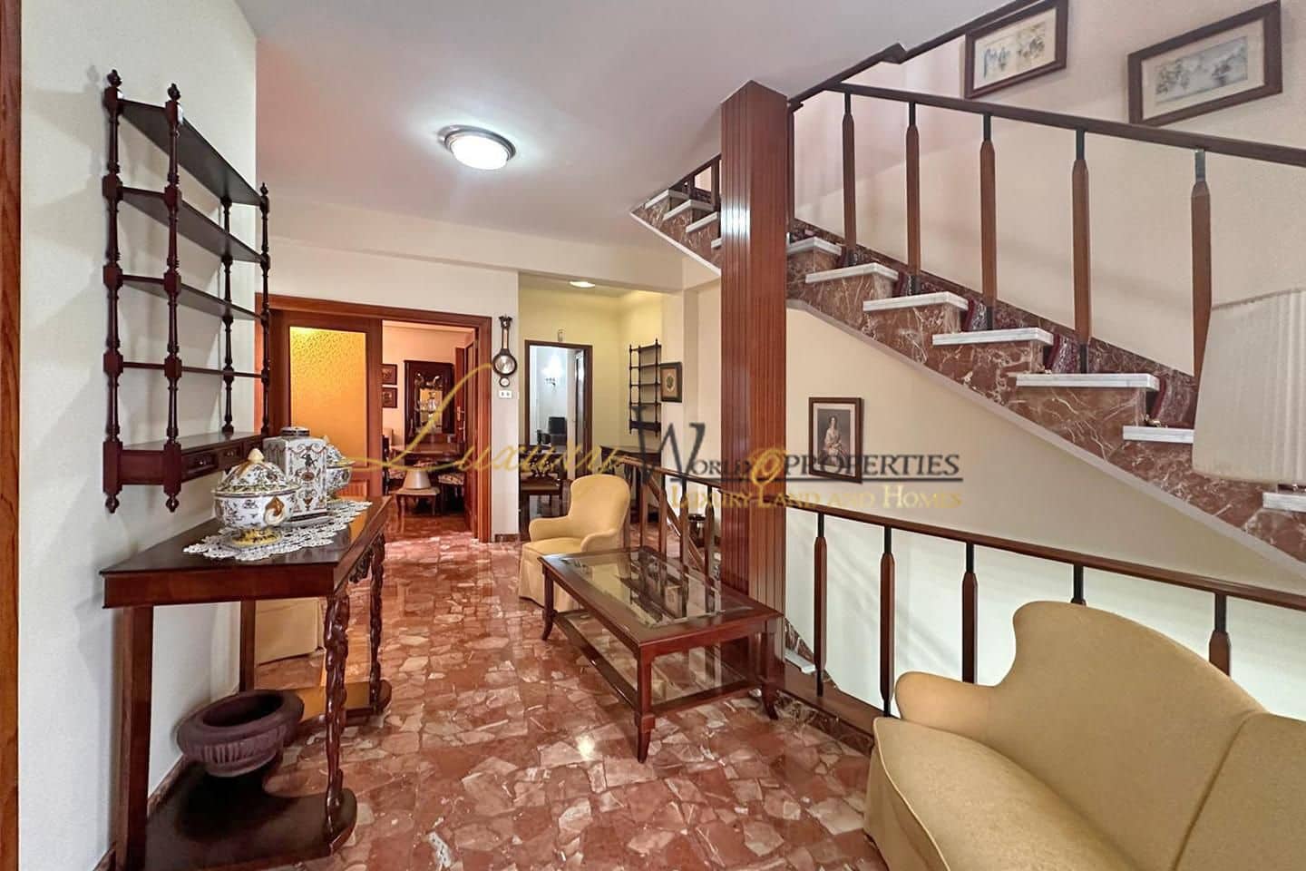 7 bedroom Villa for sale in Guia de Isora with garage - € 480,000 (Ref: 8891924)