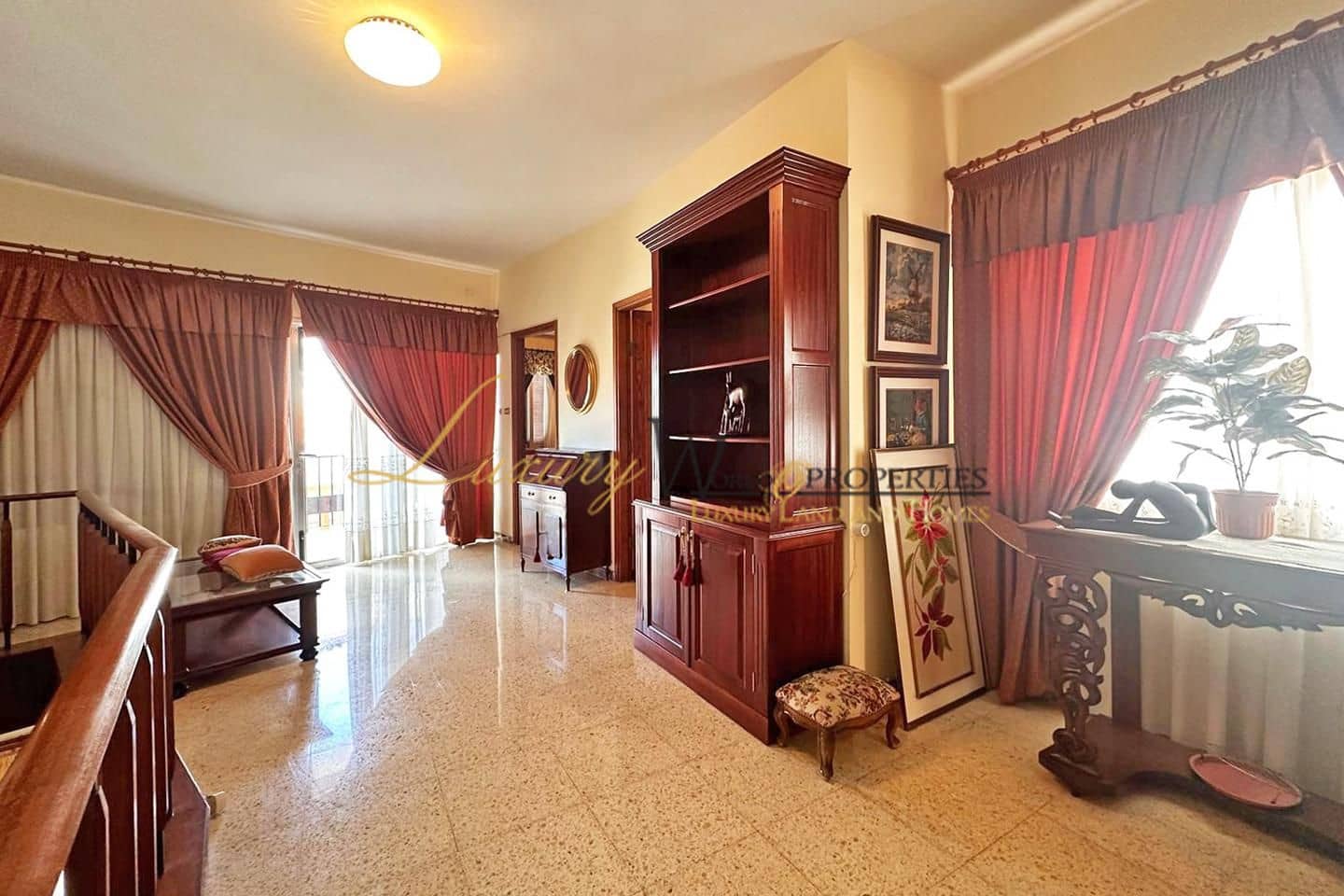 7 bedroom Villa for sale in Guia de Isora with garage - € 480,000 (Ref: 8891924)