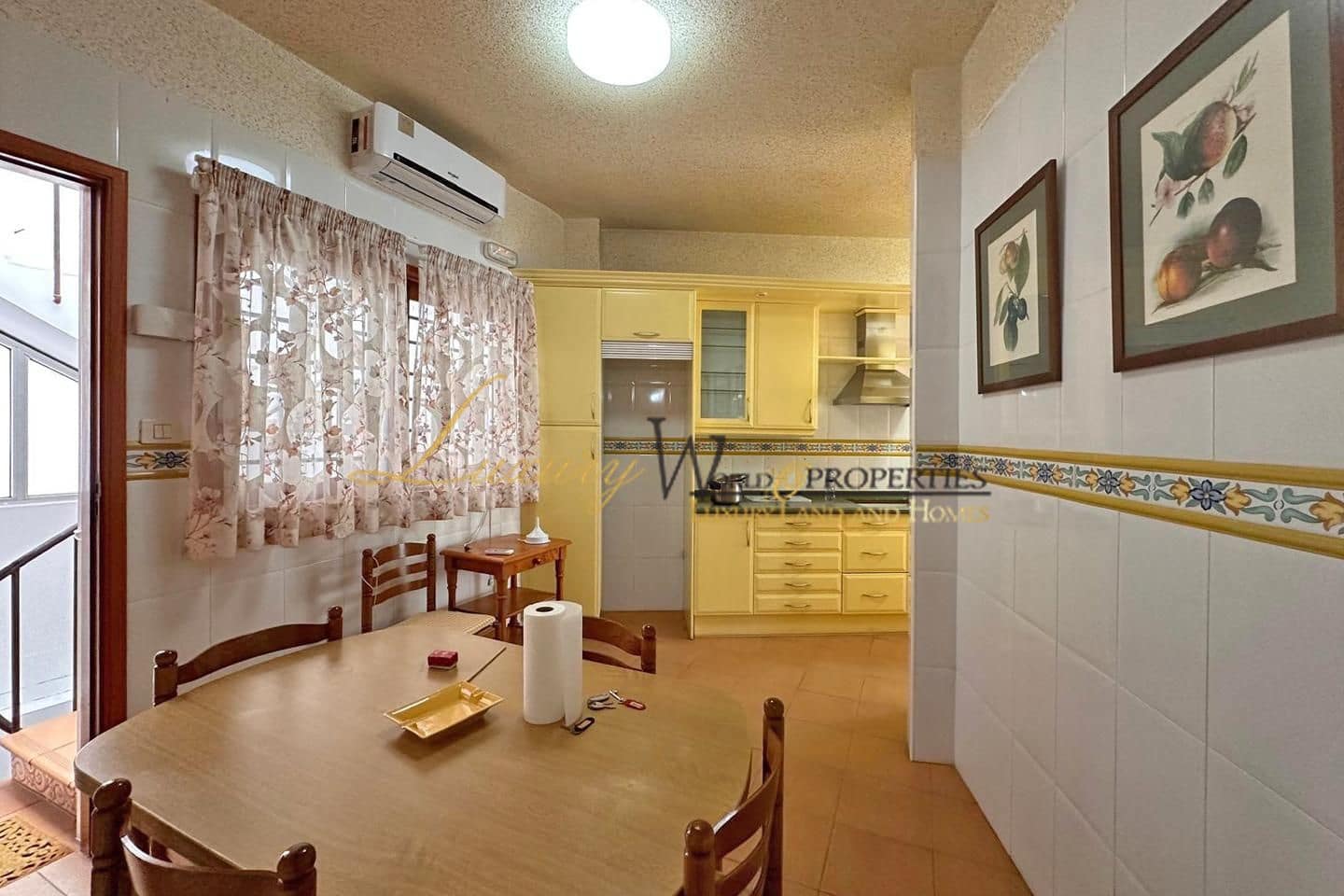 7 bedroom Villa for sale in Guia de Isora with garage - € 480,000 (Ref: 8891924)