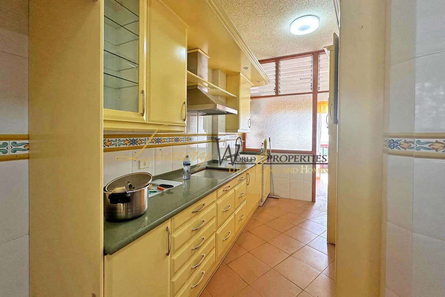 7 bedroom Villa for sale in Guia de Isora with garage - € 480,000 (Ref: 8891924)