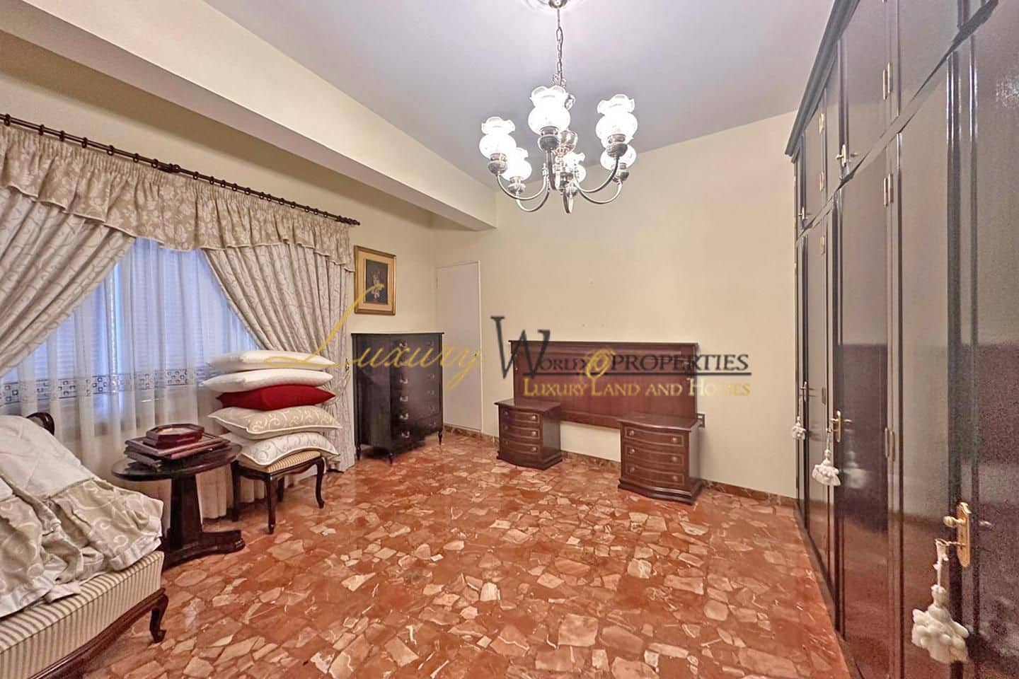 7 bedroom Villa for sale in Guia de Isora with garage - € 480,000 (Ref: 8891924)