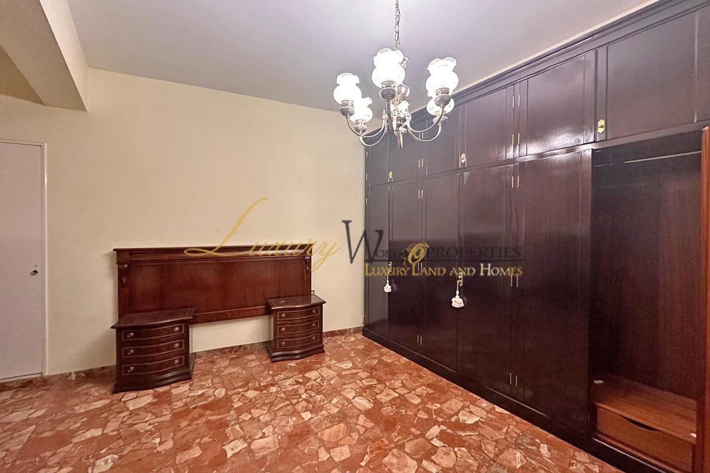 7 bedroom Villa for sale in Guia de Isora with garage - € 480,000 (Ref: 8891924)