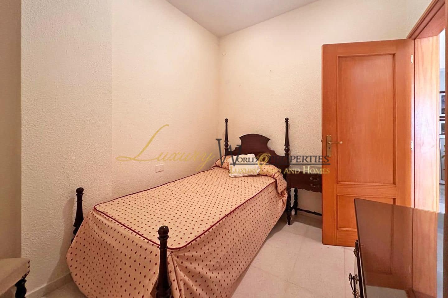 7 bedroom Villa for sale in Guia de Isora with garage - € 480,000 (Ref: 8891924)