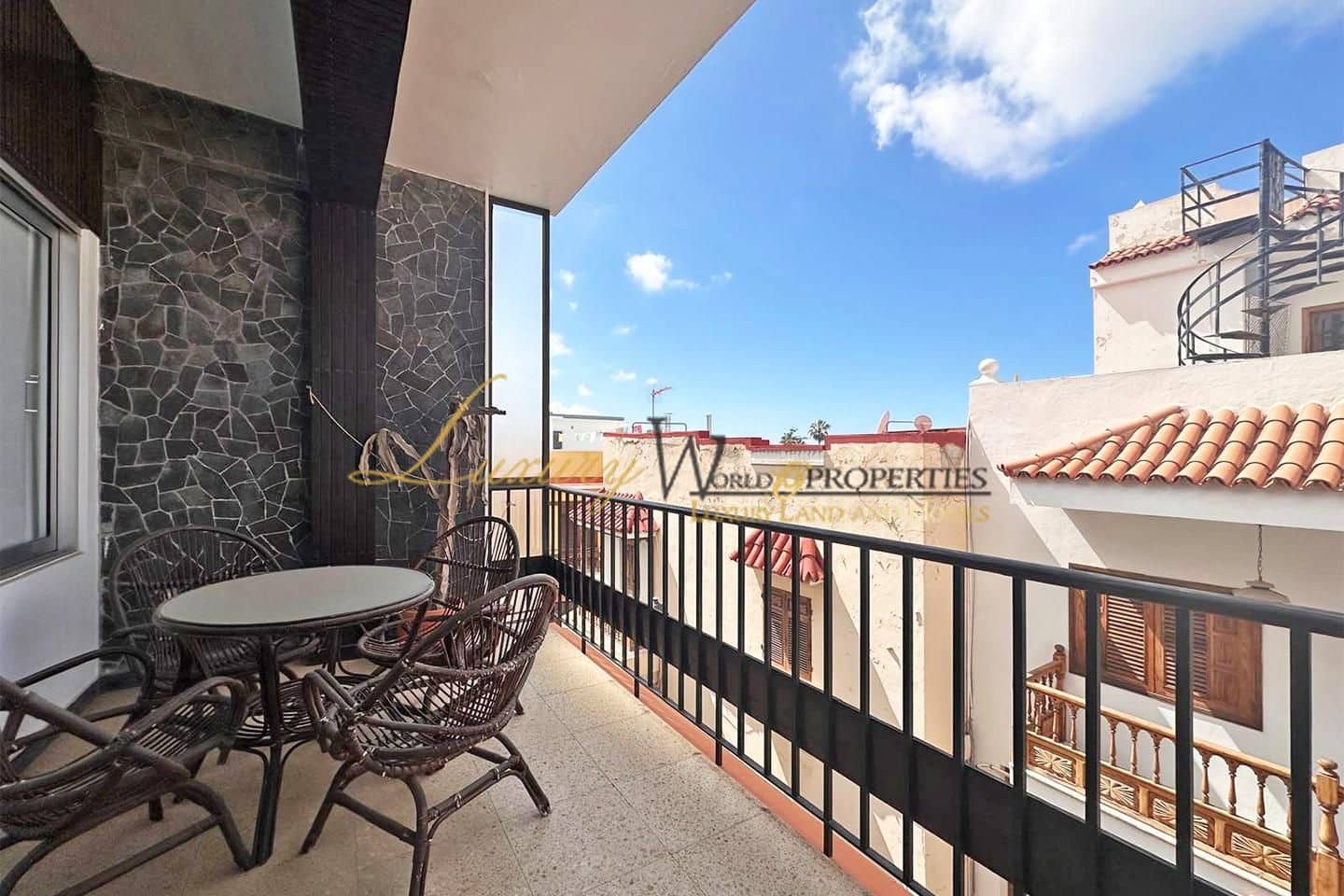 7 bedroom Villa for sale in Guia de Isora with garage - € 480,000 (Ref: 8891924)