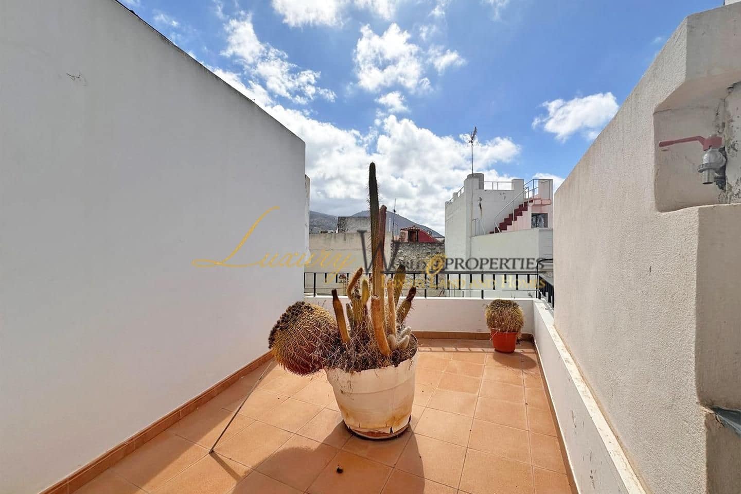 7 bedroom Villa for sale in Guia de Isora with garage - € 480,000 (Ref: 8891924)