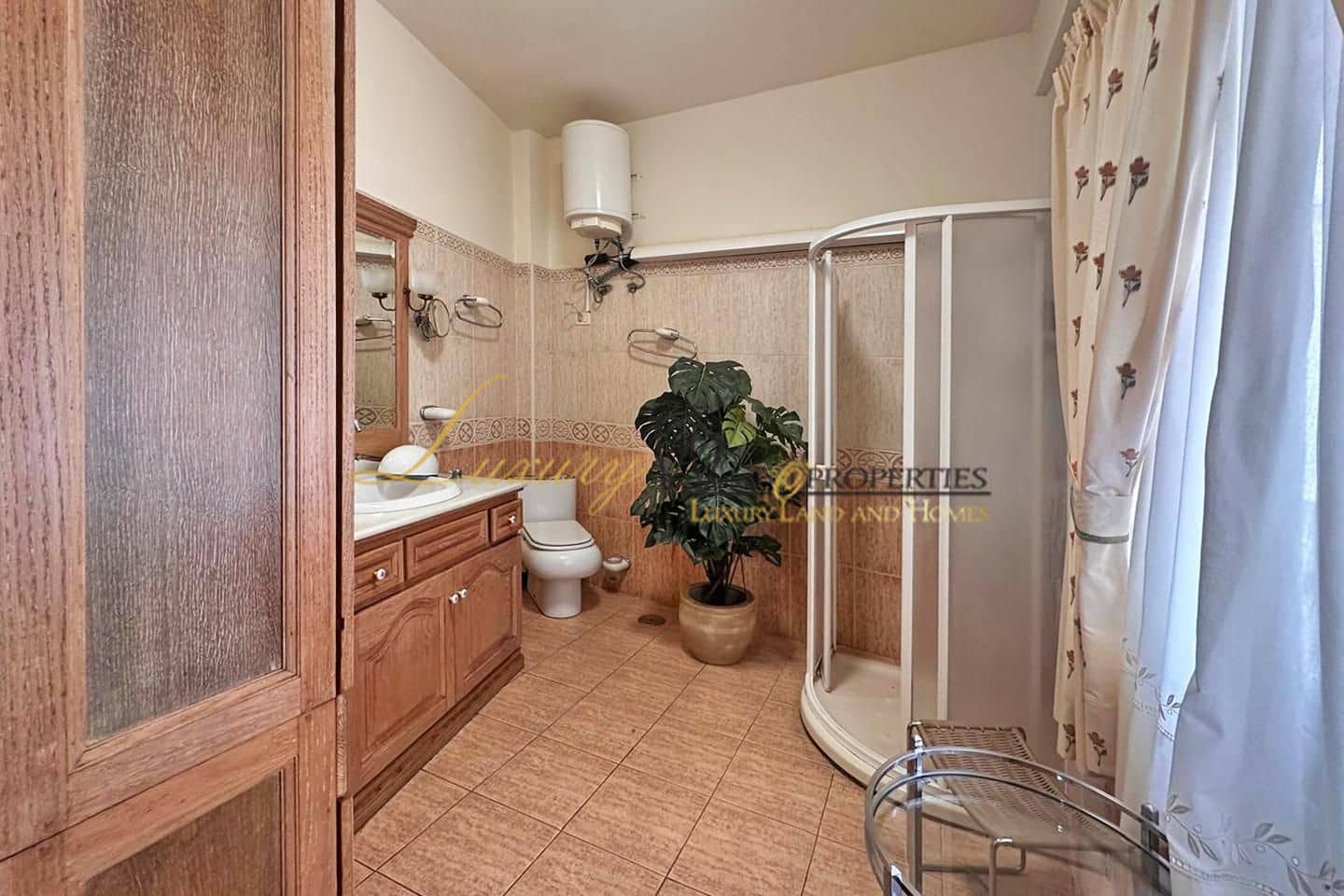 7 bedroom Villa for sale in Guia de Isora with garage - € 480,000 (Ref: 8891924)