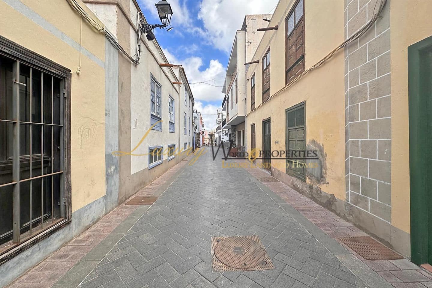 7 bedroom Villa for sale in Guia de Isora with garage - € 480,000 (Ref: 8891924)