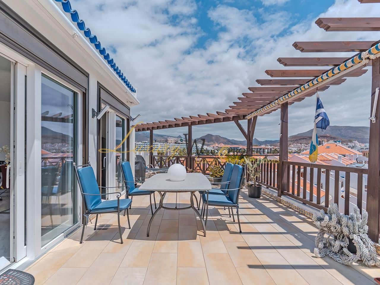 2 soveværelse Lejlighed til salg i Playa de las Americas med swimmingpool - € 1.255.000 (Ref: 8940951)