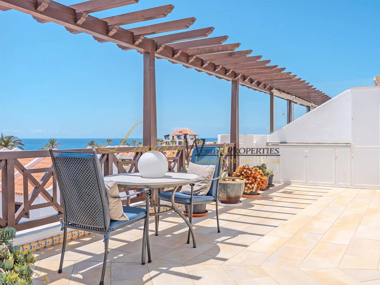 2 soveværelse Lejlighed til salg i Playa de las Americas med swimmingpool - € 1.255.000 (Ref: 8940951)