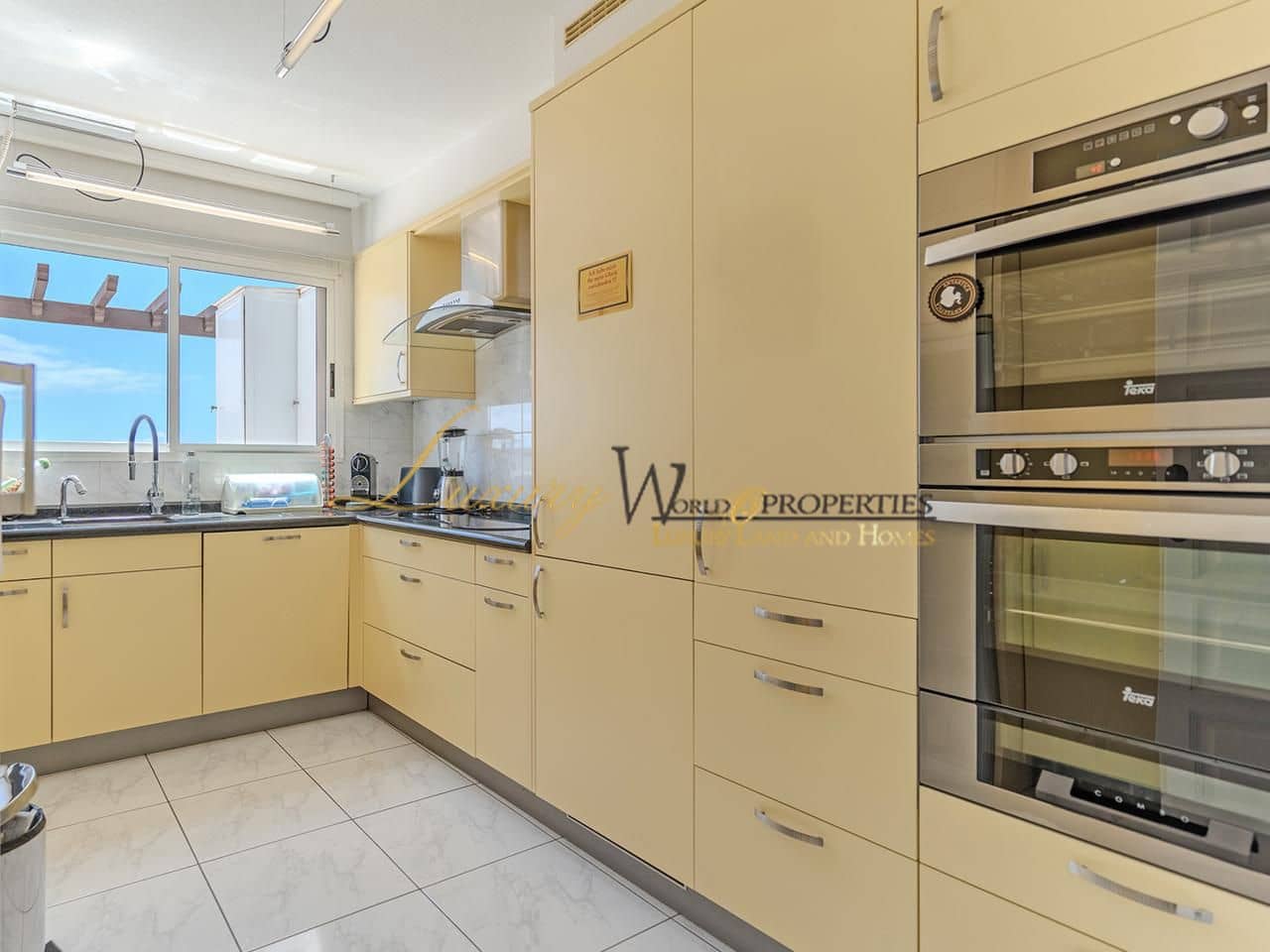 2 soveværelse Lejlighed til salg i Playa de las Americas med swimmingpool - € 1.255.000 (Ref: 8940951)