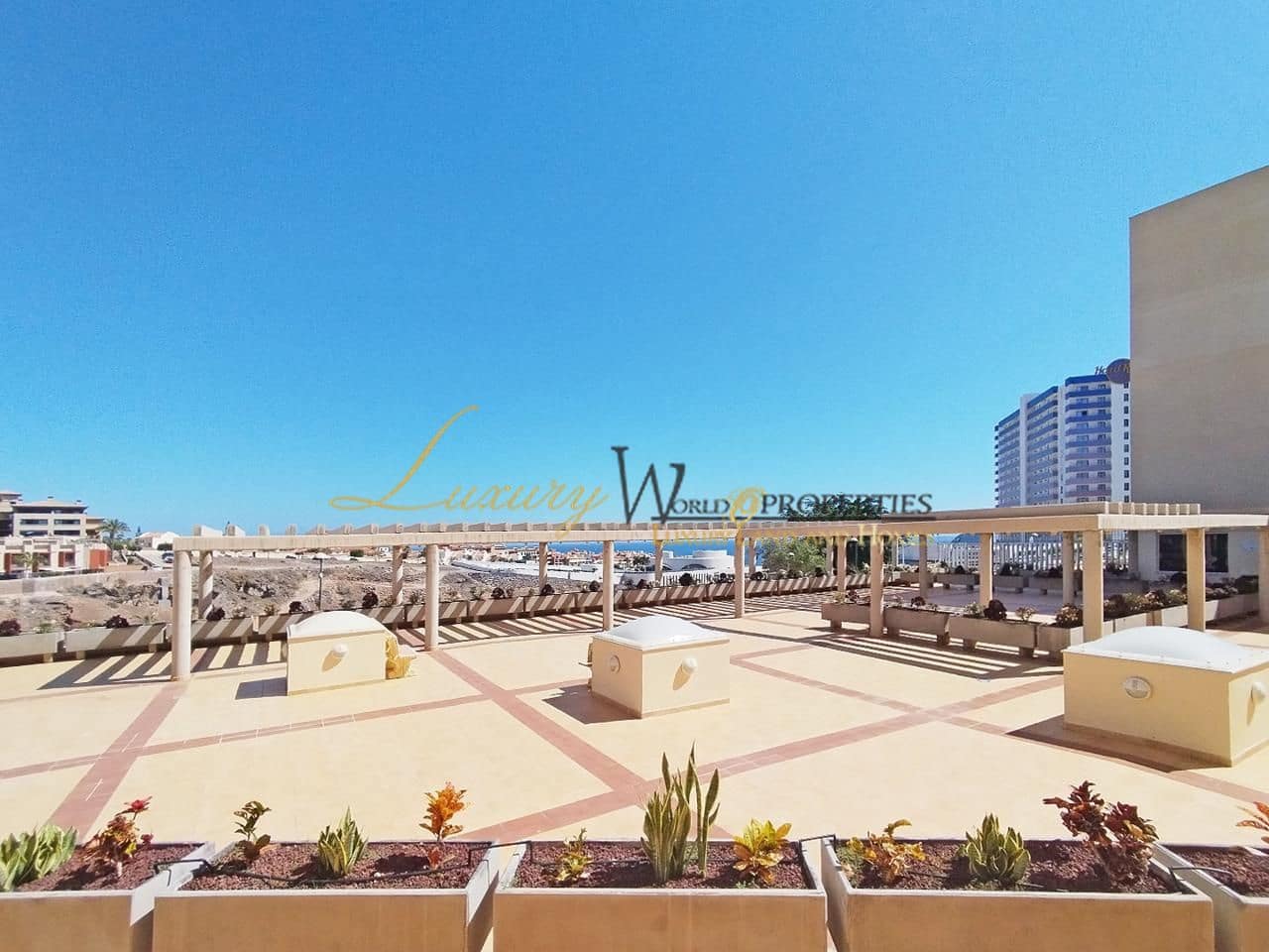 2 soveværelse Lejlighed til salg i Playa Paraiso med swimmingpool - € 299.000 (Ref: 8948131)