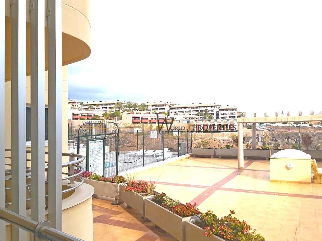 2 bedroom Flat for sale in Playa Paraiso with pool - € 299,000 (Ref: 8948131)