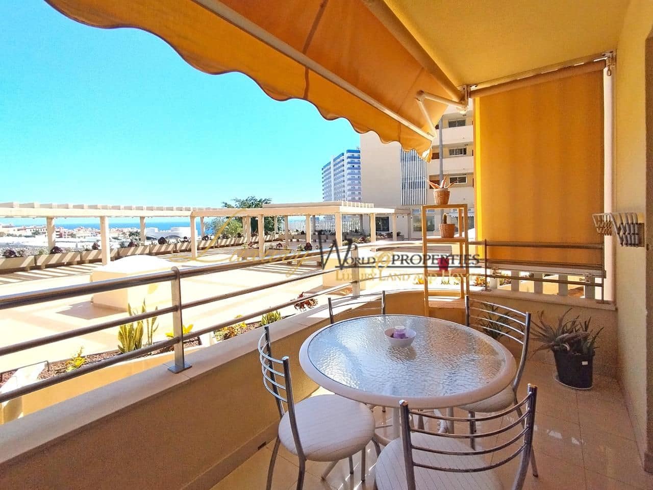 2 bedroom Flat for sale in Playa Paraiso with pool - € 299,000 (Ref: 8948131)