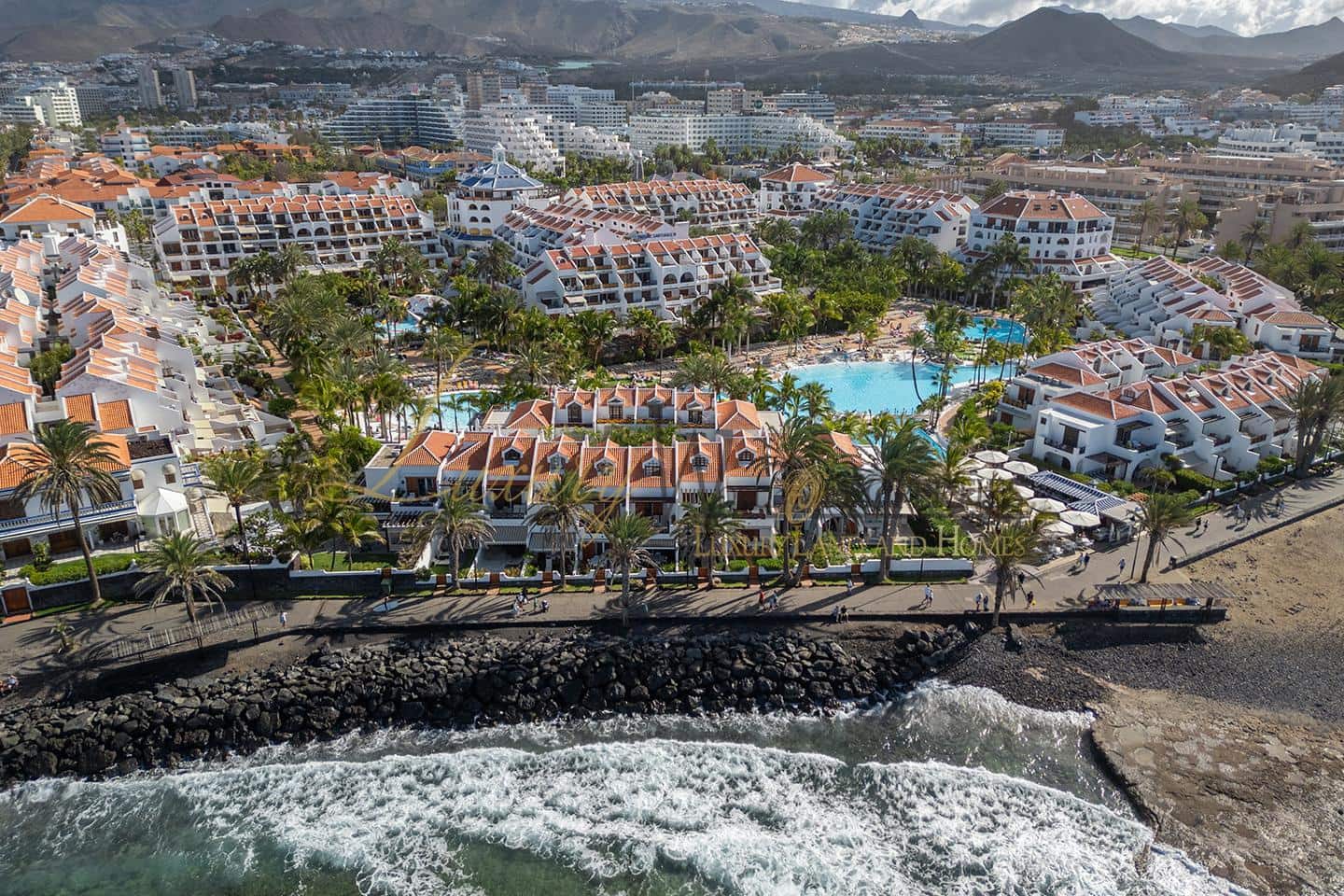 2 makuuhuone Asunto myytävänä paikassa Playa de las Americas mukana uima-altaan - 725 000 € (Ref: 9003488)