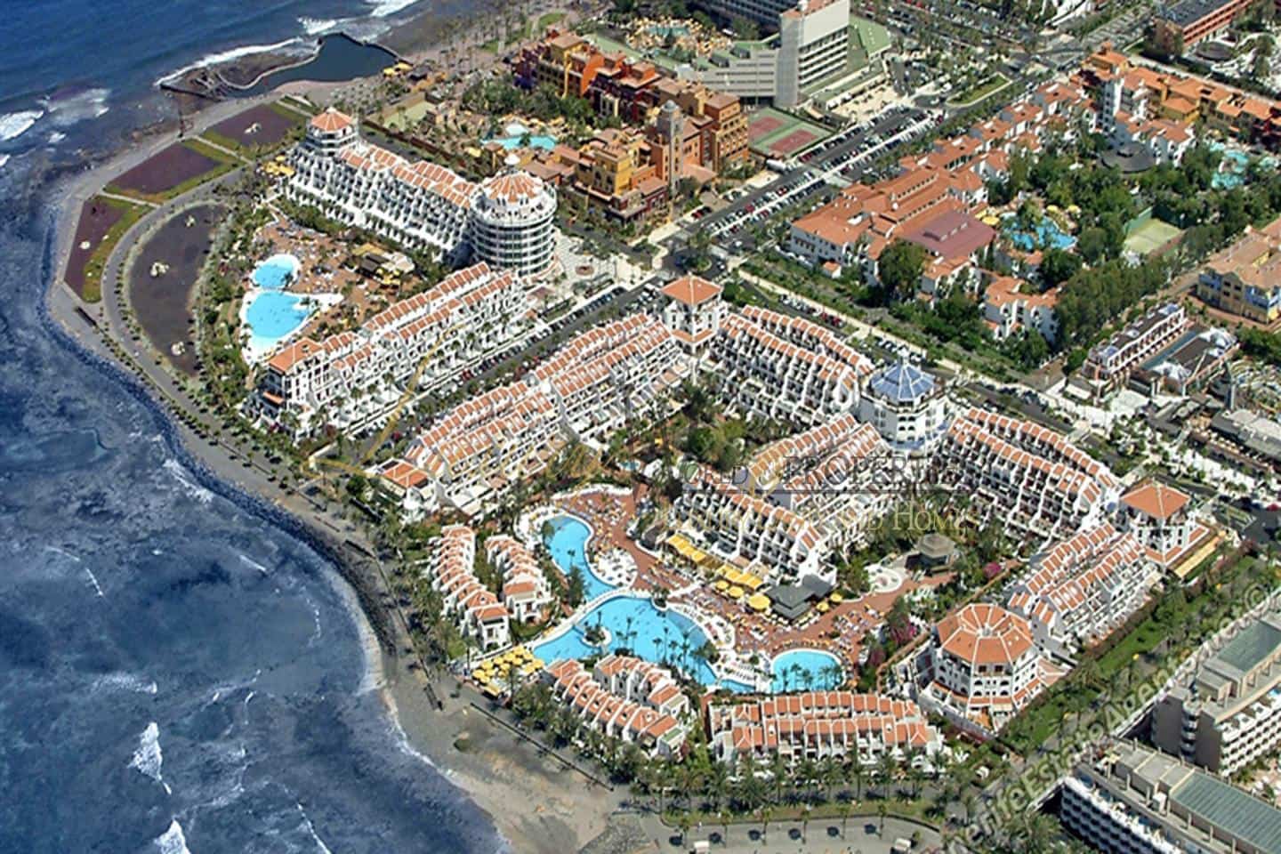 2 makuuhuone Asunto myytävänä paikassa Playa de las Americas mukana uima-altaan - 725 000 € (Ref: 9003488)