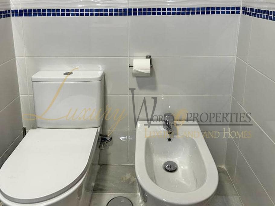 Flat for sale in Playa de las Americas with pool - € 349,000 (Ref: 9033544)