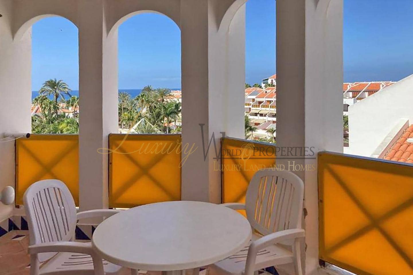 Flat for sale in Playa de las Americas with pool - € 349,000 (Ref: 9033544)