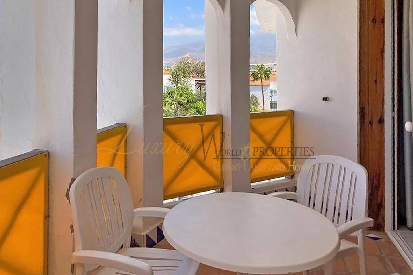 Flat for sale in Playa de las Americas with pool - € 349,000 (Ref: 9033544)