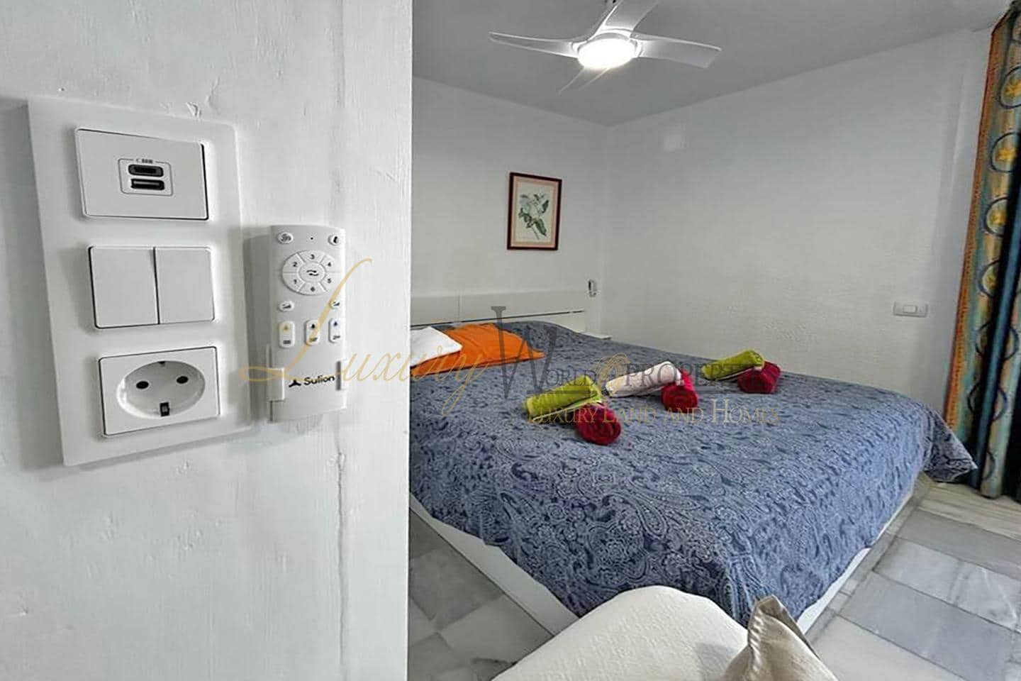 Flat for sale in Playa de las Americas with pool - € 349,000 (Ref: 9033544)