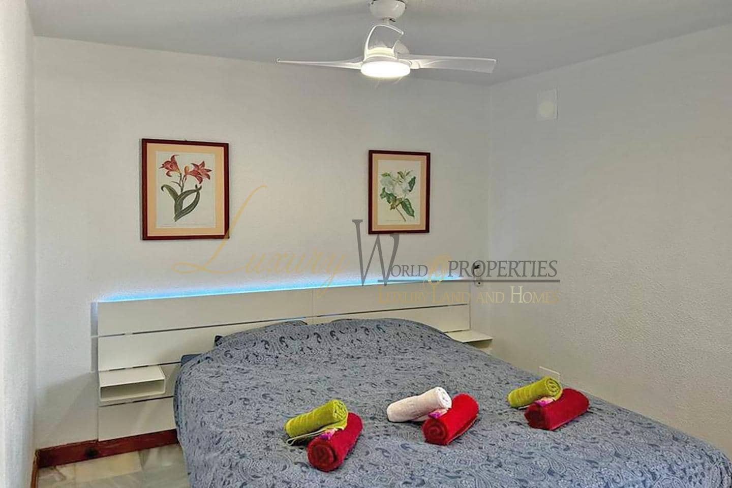 Flat for sale in Playa de las Americas with pool - € 349,000 (Ref: 9033544)